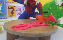 Spiderman ve Barbie Harika Kanatlar çantalı oyun hamuru seti açıyor Spidermen'e hamurdan saç yaptık