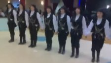 Erkek Kıyafetleriyle Horon Oynayan Kızlar