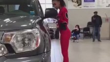 Elinde Tepsiyle Arabanın Altından Geçen Yetenekli Kız