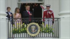 First Lady, Donald Trump'ı Dürttü Kameralar Kaçırmadı!