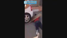 Kafasından Araba Geçirmeye Çalışan Arıza Adam