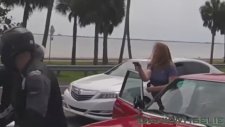 Kocasını Döven Motorculara Silah Çeken Kadın