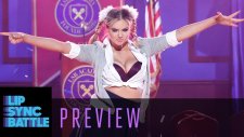 Lise Üniformalı Kate Upton'dan Britney Spears Taklidi