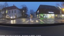 Yaşlı Kadına Yardım Ederken Kaş Yapayım Derken Göz Çıkaran Adam
