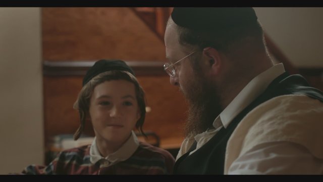Menashe (2017) Fragman