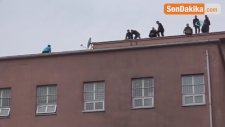 İntihar Etmek İçin Hastane Çatısına Çıkan Genci Polis ve Hastane Çalışanları İkna Etti