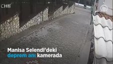 Manisa'daki Deprem Güvenlik Kamerasına Yansıdı