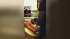 Piercing Taktıran Arkadaşına Destek Olmak İsterken Bayılan Kız