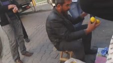 Limon Sıkacağını Teknolojinin Son Ürünü Gibi Pazarlayan Seyyar Satıcı