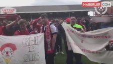 Türk Hoca Ömer Rıza'nın Takımı Leyton Orient'in Maçında Taraftarlar Sahaya İndi