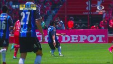 Kaleciyi orta sahadan avladı!