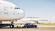 Porsche Cayenne 285 Tonluk Uçağı Çekerek Rekor Kırdı!