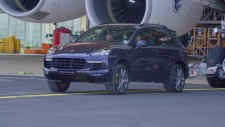 285 Ton Airbus'u Çeken Porsche Aracı