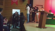 İlber Ortaylı Salona Giriş ve Coşkulu Karşılama Bahçeşehir Mektebim Okulunda Öğrenciler ile Buluştu