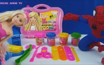 Örümcek Adam ve Barbie oyun hamurundan sevimli canavar yapıyor - Barbie çantalı oyun hamuru seti