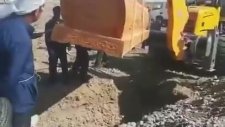 İş Makinasıyla Gömülen Tabutu Düşüren Çinliler