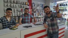 Kırılmaz Cam Testi Yaparken Gaza Gelip Telefonun Ekranını Kırmak