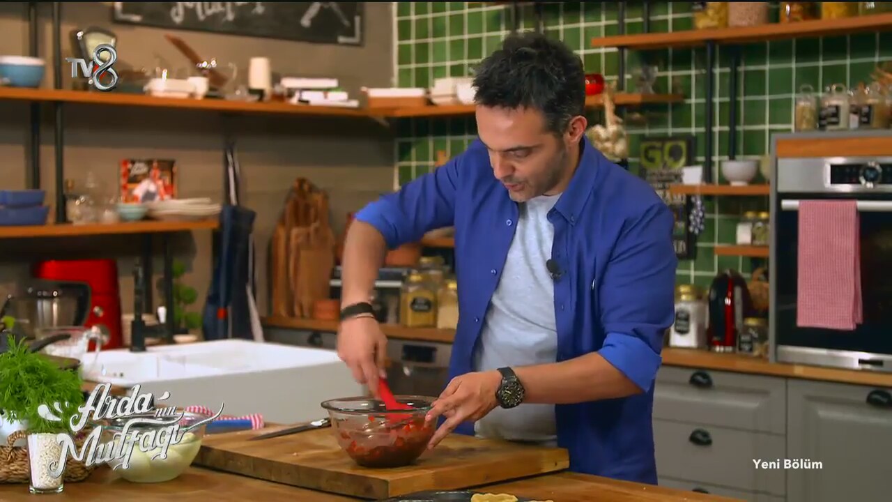 Çilekli Çikolatalı Mini Turta Tarifi Çilekli Çikolatalı Mini Turta Tarifi
