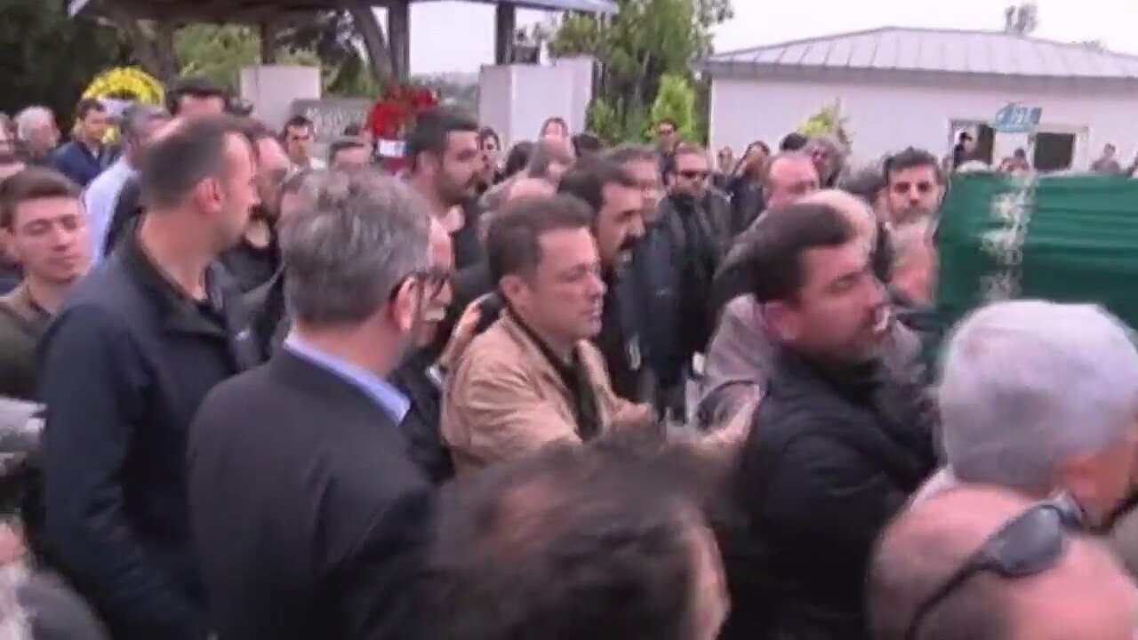 Usta tiyatrocu son yolculuğuna uğurlandı Usta tiyatrocu son yolculuğuna uğurlandı