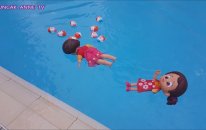 Niloya ve Heidi havuzda Kinder Joy sürpriz yumurta açıyor Niloya havuza balık gibi dalıyor