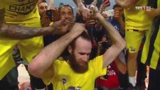 Gigi Datome'nin Şampiyon Olunca Saçlarını Kestirmesi