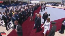 Melania Trump, Donald Trump'ın Elini itti