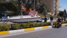Yat ve Otomobil Çarpıştı