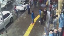 Yoldan Geçen Çifte Burada Böyle Yürüyemezsiniz Diyerek Kavga Çıkartıp Magandalık Yapan Adam