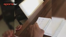 Chedjou kızına Türkçe öğretiyor