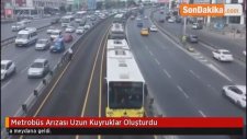 Metrobüs Arızası Yolcuları Perişan Etti! Uzun Kuyruklar Oluştu