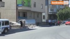 Sürücüsünün Direksiyon Hakimiyetini Kaybettiği Minibüs İstinat Duvarını Yıkarak Binaya Çarptı