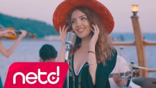 Ayşegül Coşkun - Duvardaki Gülüşler