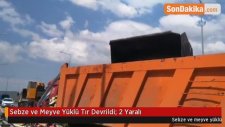 Sebze ve Meyve Yüklü Tır Devrildi: 2 Yaralı