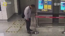 Metro İstasyonunda Ayaküstü Sıçan Adam