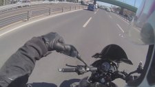 Bariyerlere Sıkıştırılan Motorcu Kendi Adeletini Sağlaması