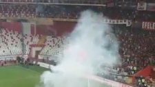 Meşale Fırlatarak Rakip Takım Tribününde Bayrak Yakmak