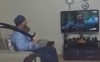 Dedenin Diriliş Ertuğrul Dizisini Elindeki Kılıcıyla İzlemesi