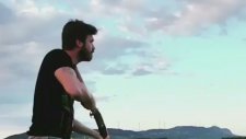 Kıvanç Tatlıtuğ'un Tüfekle Havaya Atılan Şişeyi Vurması