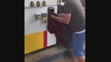 Yılan Benzin İstasyonu Pompasının İçine Girdi