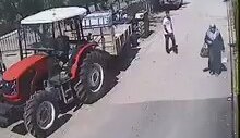 Eli Şeyinde Türbanlı Kadını Takip Eden Sapık