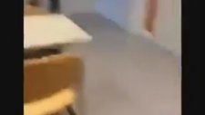 Uyuyan Öğrencisini Nezih Bir Şekilde Uyandıran Profesör
