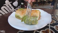 Baklava yerken kendinden geçen Turist