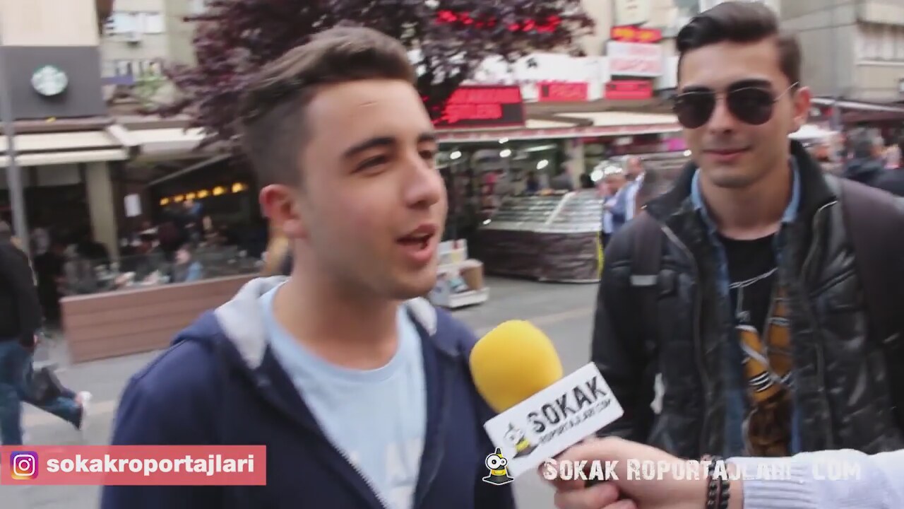 Bir Kadın, Bir Kadının İlk Neresine Bakar Bir Kadın, Bir Kadının İlk Neresine Bakar