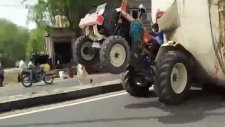 Traktörle iki Teker Üzerinde Malzeme Taşımak