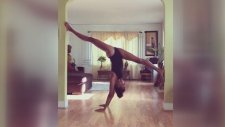 Naomi Campbell’ın Kusursuz Fiziği İle Yoga Yapması