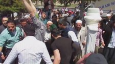 Efendilerinin Mezarı Başında Zikirle Kendini Kaybeden Müritler
