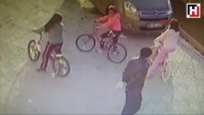 Küçük Kıza Parke Taşıyla Vuran Adam