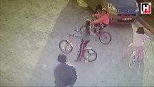 Küçük Kızın Kafasına Parke Taşıyla Vurup, Serbest Kalabilen Yaratık.