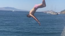 Harun Tekin Denize Uçarak Atladı