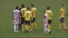 Rakibinin Formasını Çeken Futbolcunun Sürüklenmesi